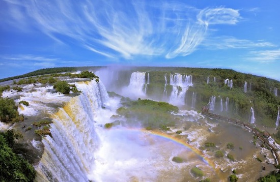 Lado brasileño de las Cataratas de Iguazú y la presa de Itaipú