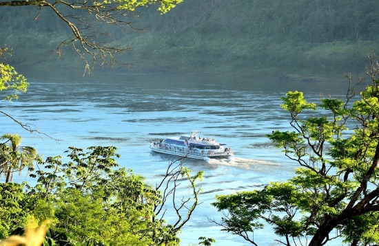 Catamarán en los ríos Iguazú y Paraná al atardecer